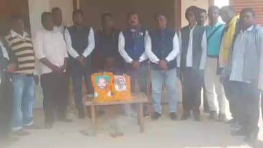 डुमरिया: शिबू सोरेन के जन्मदिन पर झामुमो डुमरिया प्रखंड समिति ने सीएचसी में मरीजों को फल वितरित किए