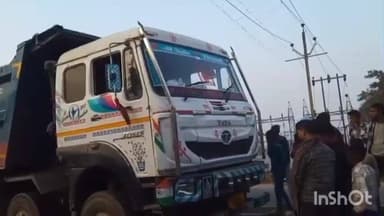 हिसुआ: मंझवे पावर स्टेशन के समीप रविवार शाम तेज रफ्तार डंपर ने मोटरसाइकिल सवार दो युवकों को जोरदार टक्कर मारी