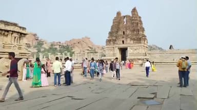 ಹೊಸಪೇಟೆ: ವೀಕೆಂಡ್ ಹಿನ್ನೆಲೆ ವಿಶ್ವವಿಖ್ಯಾತ ಹಂಪಿಯ ವಿವಿಧ ಸ್ಮಾರಕಗಳ ವೀಕ್ಷಣೆಗೆ ಆಗಮಿಸಿದ ಪ್ರವಾಸಿಗರ ದಂಡು