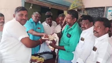 திருப்போரூர்: பொன்மார் பகுதியில் பொங்கல் பரிசு தொகப்பினை குழு பெருந்தலைவர் இதயவர்மன் பொதுமக்களுக்கு வழங்கினார் விளையாட்டு