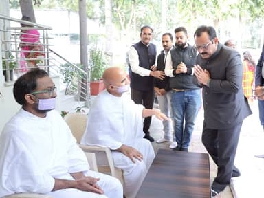 राजसमंद: जिला कलक्टर अरुण कुमार हसीजा के निवास पहुंचे जैन मुनि संबोध कुमार जी
जैन मुनि संबोध कुमार का जिला कलक्टर निवास...