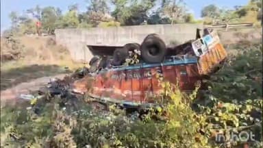 बिछिया: अंजनिया घाट पर पलटा ट्रक, केबिन में फंसे ड्राइवर और क्लीनर को कड़ी मशक्कत के बाद निकाला गया