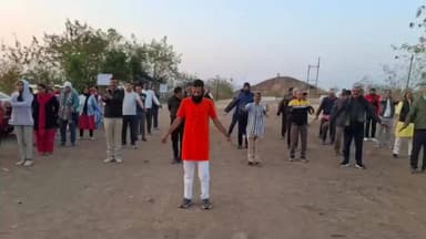 देवास: शंकरगढ़ पहाड़ी पर ट्रेकिंग कर सूर्य नमस्कार, राष्ट्रीय युवा दिवस मनाया गया