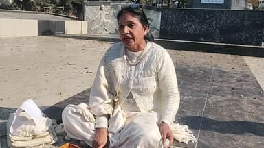 नमहोल: मनरेगा नाम परिवर्तन के विरोध में तृप्ता ठाकुर का अनोखा प्रदर्शन, चरखा कातकर जताया रोष