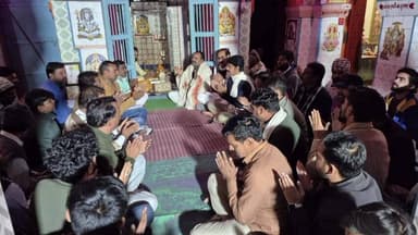 खातेगांव: विधायक आशीष शर्मा व भाजपा कार्यकर्ताओं ने प्राचीन शिव मंदिर में किया 108 ॐ कार मंत्र का जाप