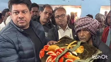 सारठ: शिबू सोरेन की जयंती पर JMM नेता राहुल सिंह ने सारठ में जरूरतमंदों को कंबल दिए