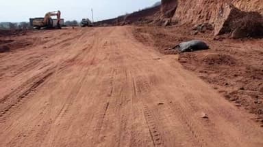 छतरपुर: बूढ़ा बांध के पास मुरम खदान में उत्खनन से विचलित नीलगाय खदान में गिरी!