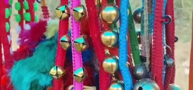 போச்சம்பள்ளி: போச்சம்பள்ளி வாரச்சந்தையில் மாட்டு பொங்கல் நெருங்கிவருவதால், கால்நடைகளுக்கு தேவையான அலங்காரப் பொருட்கள் விற்பனை அமோகம்