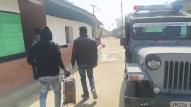 गोबिंदपुर राजनगर: राजनगर में पॉक्सो आरोपी के घर पुलिस ने इश्तेहार चस्पा किया, कोर्ट में जल्द हाजिर होने का निर्देश