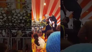 बृजभूषण सिंह मंच पर मुंह के बल गिरे वीडियो वायरल#shorts