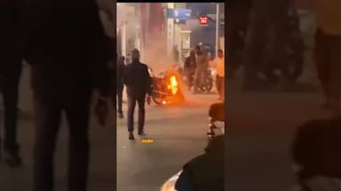 चलती बाइक बनी आग का गोला #news #raisen #shorts #ख़बर1इंडिया #latestnews #hindinews #breakingnews