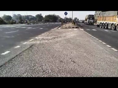 महामार्गावर पडलेल्या खडीमुळे दुचाकी घसरली,युवक गंभीर जखमी,तालुक्यातील पळासनेर जवळ अपघात