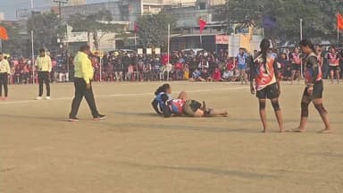 बाजपुर में पंजाब और राजस्थान की महिला खिलाड़ियों के बीच चल रहा कबड्डी मुकाबला