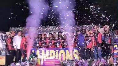 আউশগ্রাম ১: গুসকরা প্রিমিয়ার লীগের চ্যাম্পিয়ন হল ভি কে চ্যালেঞ্জার্স, মঞ্চ মাতালেন জনপ্রিয় অভিনেত্রী কৌশানী ও ডিজে কায়রা