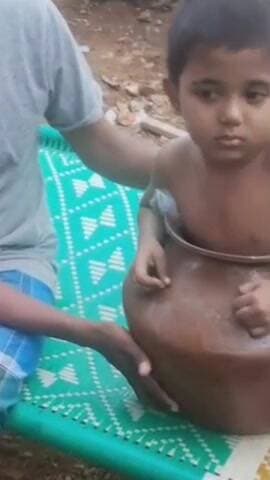 பாளையங்கோட்டை: மேலப்பாளையத்தில் செம்பு பானையில் சிக்கித் தவித்த சிறுமி. தீயணைப்பு வீரர்கள் மீட்டனர்.