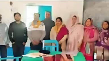 पलासी: पलासी के डेंगा विद्यालय से स्थानांतरित शिक्षकों को दी गई भावभीनी विदाई