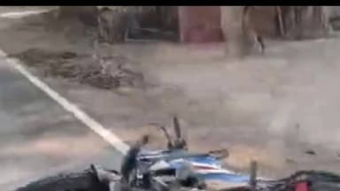 खड्डा: अनियंत्रित बाइक की टक्कर से युवक की मौत, 7 वर्षीय बालक गंभीर रूप से घायल