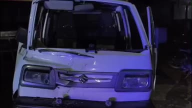 भुसावर: भुसावर के हिंडौन सड़क मार्ग पर ट्रेलर ने खड़ी वैन में मारी टक्कर, मारुति वैन हुई क्षतिग्रस्त