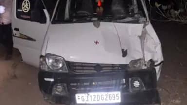 रामसर: रामसर में पूनियों की ढाणी के भैंस से टकराकर कार खाई में गिरी, जनहानि नहीं हुई