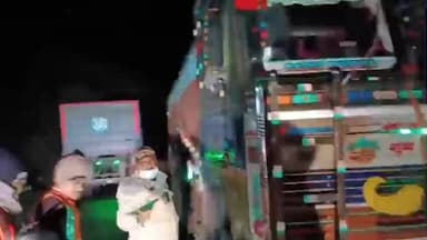 ময়ূরেশ্বর ২: রাতের অন্ধকারে কোটাসুরে রাস্তায় সমস্ত গাড়ি থামিয়ে গাড়ির দিকে হাত তুলছে ট্রাফিক ওসি, দেখুন কীর্তিমানের ভিডিও