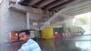 नांदेड: विष्णुपुरी काळेश्वर कमाणी समोर फुटलेल्या पाईप लाईन मुळे लाखो लिटर पाणी रस्त्यावर; ये-जा करणा-या वाहन धारकांना मोठा अडथळा