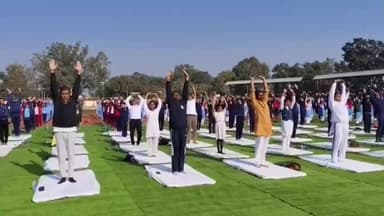 बांधवगढ़: राष्ट्रीय युवा दिवस पर उमरिया स्टेडियम में सामूहिक सूर्य नमस्कार, विधायक शिवनारायण सिंह सहित प्रशासन व छात्र हुए शामिल