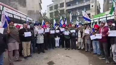 ਅੰਮ੍ਰਿਤਸਰ 2: ਬੱਸ ਸਟੈਂਡ ਦੇ ਵਿੱਚ ਕਿਸਾਨਾਂ ਵੱਲੋਂ ਬੱਸਾਂ ਦੇ ਉੱਤੇ ਲਗਾਏ ਗਏ ਪੋਸਟਰ ਪੰਜਾਬ ਸਰਕਾਰ ਅਤੇ ਕੇਂਦਰ ਸਰਕਾਰ ਨੂੰ ਘੇਰਿਆ