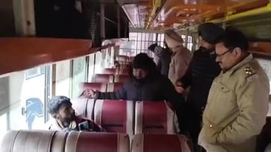 ਅੰਮ੍ਰਿਤਸਰ 2: ਲੋਹੜੀ ਦੇ ਤਿਉਹਾਰ ਨੂੰ ਧਿਆਨ ਚ ਰੱਖਦਿਆ ਹੋਇਆ ਪੰਜਾਬ ਪੁਲਿਸ ਦੇ ਅਧਿਕਾਰੀਆਂ ਵੱਲੋਂ ਬੱਸ ਸਟੈਂਡ ਦੇ ਵਿੱਚ ਕੀਤੀ ਗਈ ਚੈਕਿੰਗ