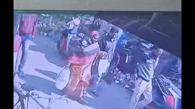 কৃষ্ণনগর ২: ধুবুলিয়া বাজারে দুঃসাহসিক ছিনতাই, দেড় লক্ষ টাকার সোনার গহনা লুট, প্রকাশ্যে এল সিসিটিভি ফুটেজ