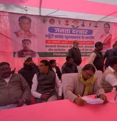 जनता दरबार, खूँटी | शिल्पी नेहा तिर्की की पहल
खूँटी में आयोजित जनता दरबार में शिल्पी नेहा तिर्की ने आम जनता की समस्याओं