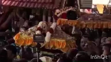 അടൂര്: മകരവിളക്കിന് ശബരിമല അയ്യപ്പ വിഗ്രഹത്തിൽ ചാർത്താനുള്ള തിരുവാഭരണങ്ങളുമായുള്ള ഘോഷയാത്ര പന്തളത്തു നിന്നും പുറപ്പെട്ടു