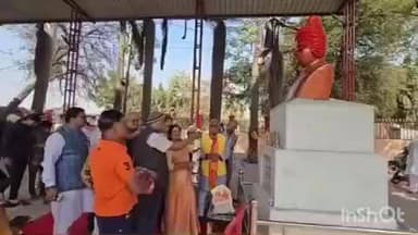 राजनांदगांव: शहर के शीतला मंदिर परिसर के पास स्थित स्वामी विवेकानंद की मूर्ति पर जयंती के अवसर पर किया गया माल्यार्पण