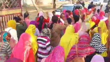 महोबा: आंगनवाड़ी कार्यकर्ताओं ने कलेक्ट्रेट में प्रदर्शन कर 8 सूत्रीय मांगों का ज्ञापन सौंपा