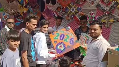 बुरहानपुर नगर: राजपुरा में मकर संक्रांति पर लगा पतंग बाजार, मोदी की तस्वीर वाली पतंगों की अधिक मांग