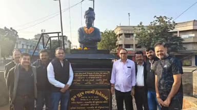 ગાંધીધામ: કર્તવ્ય ટીમ ગાંધીધામ દ્વારા સ્વામી વિવેકાનંદજી જન્મજયંતી નિમિત્તે સ્વામીજી ની પ્રતિમાને ફુલમાળા અર્પિત કરાઈ