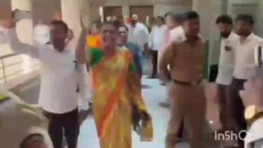 अंबरनाथ: अंबरनाथ नगरपालिका उपनगराध्यक्ष पदाच्या निवडणुकीपूर्वी जोरदार राडा, अश्लील हावभाव करत शिवीगाळ, व्हिडिओ व्हायरल