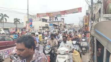 భీమవరం: పండుగ సందర్భంగా పట్టణ రోడ్లపై ట్రాఫిక్ జామ్
