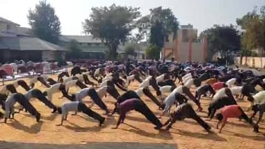 हरदा: शासकीय उत्कृष्ट विद्यालय में अफसरों ने 300 छात्रों संग किया सूर्य नमस्कार, 800 से अधिक सरकारी स्कूलों में कार्यक्रम