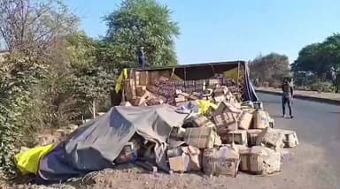 नरसिंहपुर: कपूरी चौराहे पर रांग साइड से आ रहे ट्रक ने इंदौर से रायगढ़ जा रहे ट्रक को मारी टक्कर, ड्राइवर बाल-बाल बचा