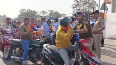 અંકલેશ્વર: મહાવીર ટર્નિંગ પાસે લુપિન ફાઉન્ડેશન અને પોલીસ વિભાગ દ્વારા ઉતરાયણ પર્વ નિમિતે વાહન ચાલકોને ગળાના સેફટી સ્કાફ અપાઈ