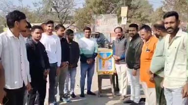 हाटपिपल्या: हाटपिपल्या में एनएसयूआई ने मनाई स्वामी विवेकानंद जी की जयंती, चित्र पर किया माल्यार्पण