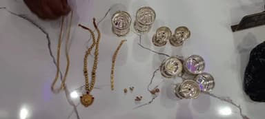 ಚನ್ನಪಟ್ಟಣ: ಕಳ್ಳತನ ಪ್ರಕರಣದಲ್ಲಿ ವಶಕ್ಕೆ ಪಡೆದಿದ್ದ ಚಿನ್ನಾಭರಣಗಳನ್ನ ವಾರಸುದಾರರಿಗೆ ಹಿಂತಿರುಗಿಸಿದ ಪೊಲೀಸರು