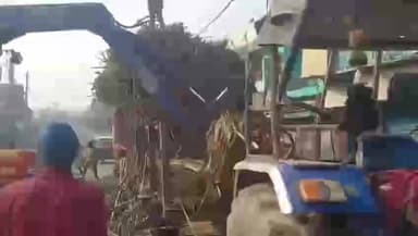 रोसड़ा: नंद चौक के पास गन्ना लदे ट्रैक्टर की रस्सी टूटने से अफरा-तफरी, बड़ा हादसा टला