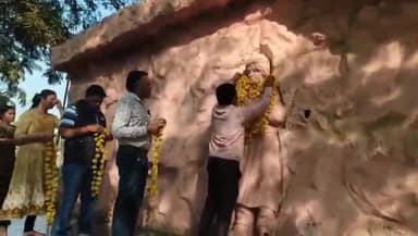 અંકલેશ્વર: જવાહર બાગ સામે આવેલ સ્ટેચ્યુ પાર્ક ખાતે ભાજપ યુવા મોરચા દ્વારા સ્વામી વિવેકાનંદની જન્મ જયંતિ નિમિતે પુષ્પાંજલી અર્પણ કરી