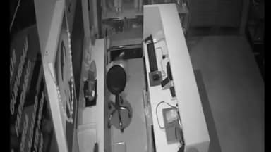 सिरसा: रोड़ी बाजार में चोरों ने तीन दुकानों में सेंधमारी कर नगदी व अन्य सामान चुराया, चोरी की वारदात सीसीटीवी में कैद