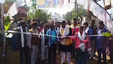 মঙ্গলকোট: মঙ্গলকোটের বাবলাডিহি গ্রামে পথশ্রী রাস্তাশ্রী প্রকল্পে রাস্তা তৈরির কাজের শুভারম্ভ করলেন বিধায়ক অপূর্ব চৌধুরী