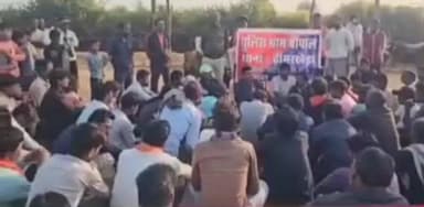 ढीमरखेड़ा: ग्राम बधिकला में क्रिकेट टूर्नामेंट के बीच ग्राम चौपाल थाना प्रभारी ने ग्रामीणों को किया जागरूक