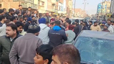 सिरसा: शहर के सरदार जगदेव सिंह चौक के पास टकराईं दो गाड़ियां, आपस में उलझे चालक, मौके पर पहुंची पुलिस