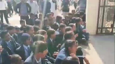 सूरजगढ़: अगवाना खुर्द में शिक्षक के तबादले का विरोध, दूसरे दिन भी स्कूल पर ताला लगाकर विद्यार्थियों व ग्रामीणों ने किया प्रदर्शन