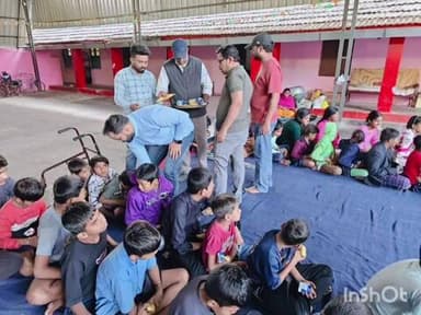 राजनांदगांव: शहर के अभिलाषा स्कूल में स्वामी विवेकानंद की जयंती के अवसर पर विभिन्न सामग्रियों का वितरण किया गया